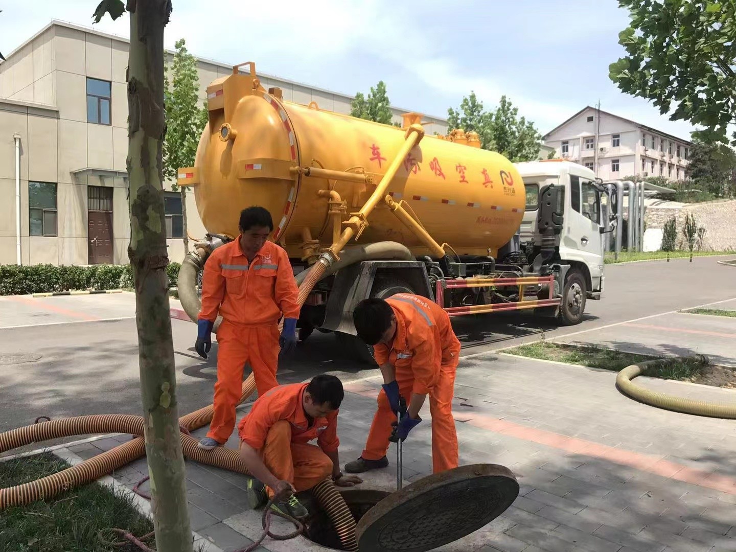 调楼镇化粪池清理与5-8吨吸粪车施工效率分析